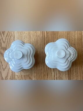 Set Of 2 - Le Crueset White Petite Flower Ramekins With Lids - New